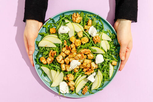 Rucolasalat mit Sellerie und Ziegenkäse mit Walnüssen und eingelegtem Apfel