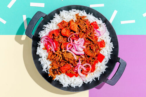 Mexikanische Hackpfanne vegan mit Gemüse auf duftendem Basmatireis