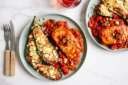 Griechisches Steak in Tomatensauce mit Oliven und Auberginengratin