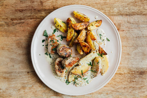 Saftige Schweinemedaillons mit Apfel-Senf-Sauce und Rosmarinkartoffeln