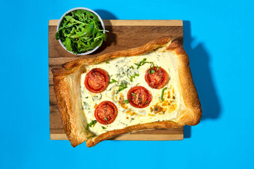 Blätterteigtarte mit Tomaten und Feta dazu frischer Rucolasalat