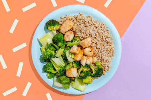 Alaska-Seelachs mit Limetten-Glasur an Pak Choi, Brokkoli und braunem Reis