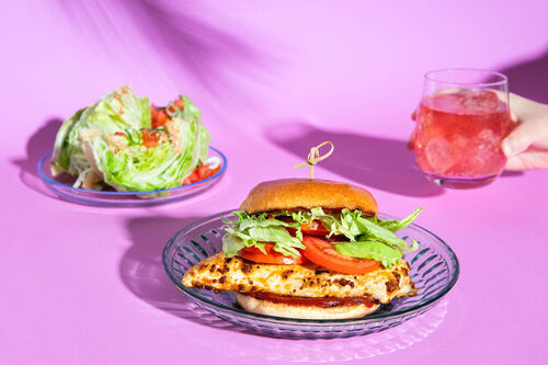 Special: Hähnchenburger vom Grill mit einem Retro-Eisbergsalat