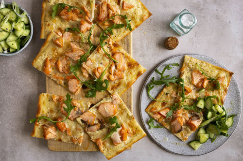 Elsässer Lachsflammkuchen mit Rucola-Gurken-Salat