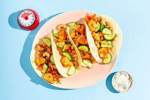 Bunte Hähnchentacos indische Art mit Tomaten-Gurken-Salsa und Koriandersauce