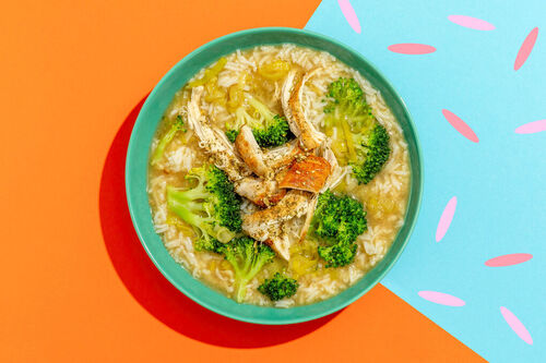 Wärmende Hühnersuppe mit Reis aromatisch mit Brokkoli und Lauch