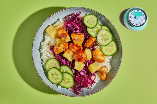 BBQ-Hähnchen-Reisbowl mit Gurke, Rotkohl und Ananas