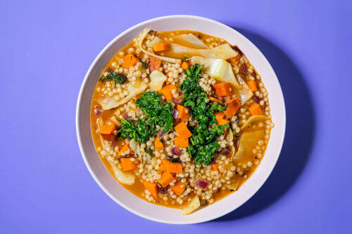 Süßkartoffel-Weißkohl-Eintopf mit Perlencouscous und frischen Kräutern