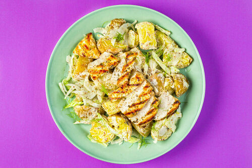 Kräuter-Grillhähnchen auf Kartoffelsalat mit knackigem Fenchel und Sellerie