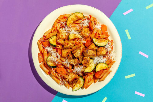 Linsenpasta mit Hähnchen und Gemüse in saftiger Tomatensauce