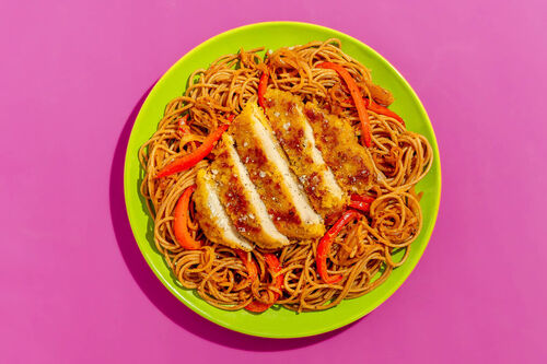 Hähnchenschnitzel auf Vollkornspaghetti mit cremiger Cajun-Gemüse-Sauce