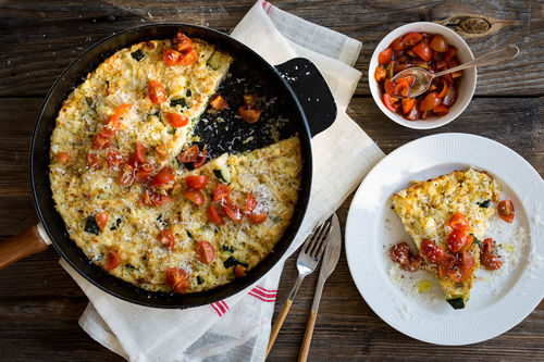 Überbackener Basmati-Gemüse-Kuchen mit Zucchini und Tomaten