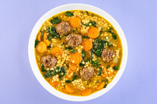 Herzhafter Hackbällchen-Eintopf mit Perlencouscous und Spinat