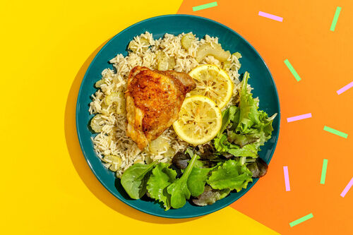 Griechisches Zitronenhähnchen mit Sellerie-Reis und gemischtem Blattsalat