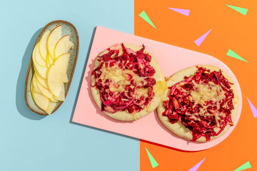 Saftiger „Thunfisch“-Bete-Mix auf Pita mit Käse überbacken