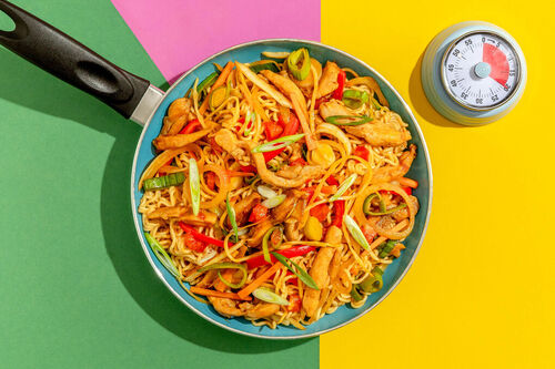 Hoisin-Hähnchen mit Gemüse in einer Asia-Nudelpfanne