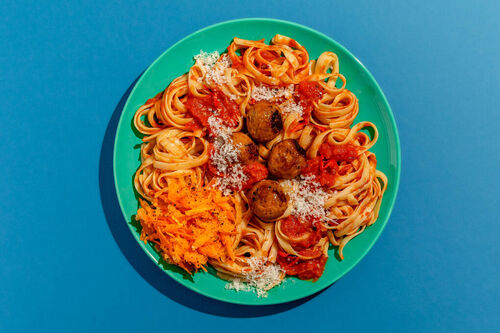 Veggie-Hackbällchen in Arrabbiata-Sugo an Tagliatelle und frischem Karottensalat