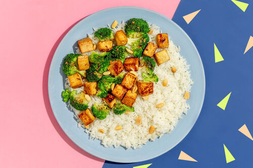 Gebratener Tofu mit Brokkoli auf Jasminreis, garniert mit Erdnüssen