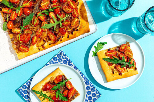 RS Pissaladière mit Sardellen und Oliven dazu würziger Rucolasalat