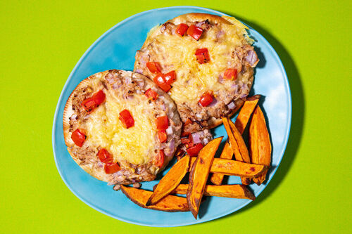 Saftige Thunfisch-Pita-„Pizzas“ mit Tomaten dazu Süßkartoffelpommes aus dem Ofen