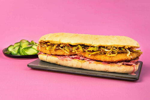 Veggie-Schnitzelsandwich mit Röstzwiebeln mit Roter Bete und Gurkensalat