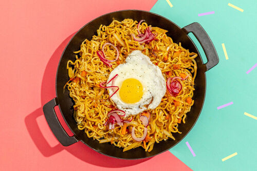 Bami Goreng mit Spiegelei dazu eingelegte Zwiebeln