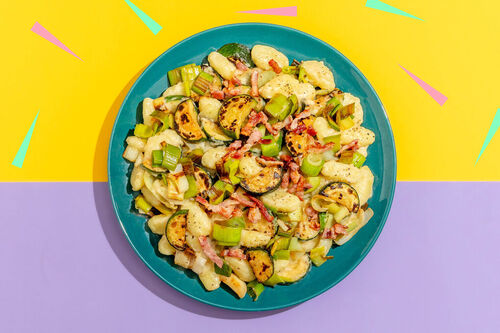 Cremige Gnocchi mit Speck an grünem Gemüse