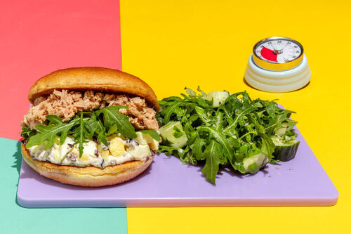 Thunfischsandwich mit Oliven-Ei-Creme dazu frischer Gurken-Rucola-Salat