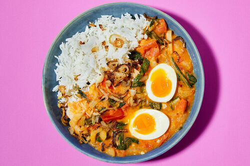Gekochte Eier mit scharfer Kokossauce dazu Vollkornreis und knusprige Schalotten