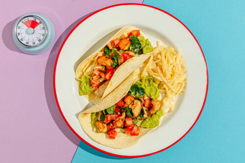 Saftige Fisch-Tacos mit Guacamole dazu Tomatensalsa und Coleslaw