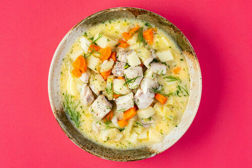 Cremige Fisch-Chowder-Suppe mit Fenchel, Karotten und Dill