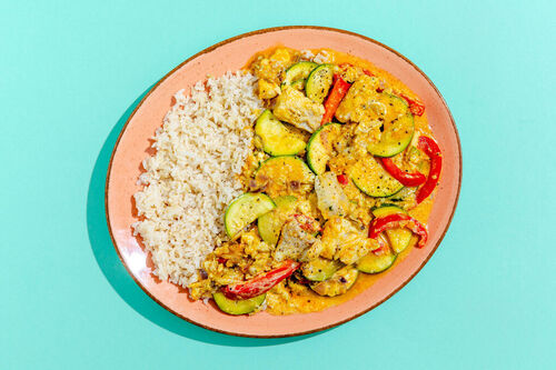 Korma-Fisch-Curry auf Naturreis mit Paprika und Zucchini