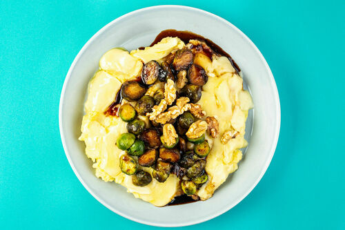 Gerösteter Rosenkohl mit Camembert auf Pastinaken-Kartoffel-Püree