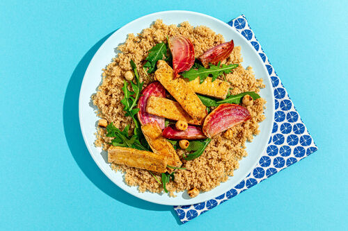 Winterlicher Tofu-Couscous-Salat mit Chioggia-Bete und Rucola