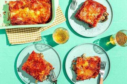 Pinke Lasagne Bolognese mit Putenhack mit Roter Bete, Spinat und Salbei