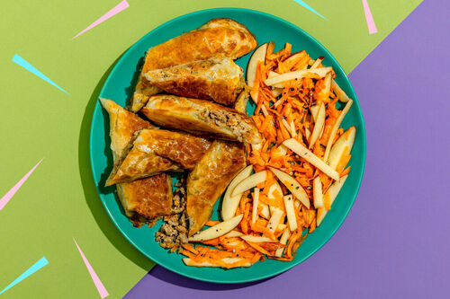 Blätterteigrollen mit Schweinehack dazu ein frischer Apfel-Karotten-Salat