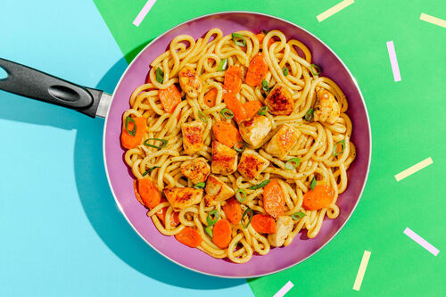 Udon-Hähnchen in süß-salziger Sauce gebraten mit Karotten und Lauchzwiebeln