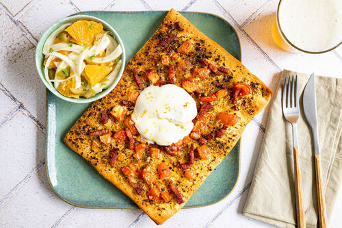 Pizzafladen mit Bacon und Burrata dazu Fenchelsalat mit Orange und Oliven