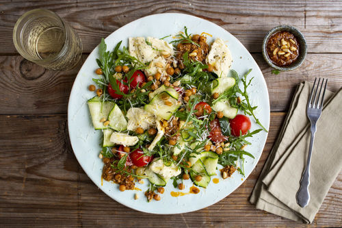 RS Italienischer Mozzarella-Salat mit Kichererbsen und rotem Pestodressing
