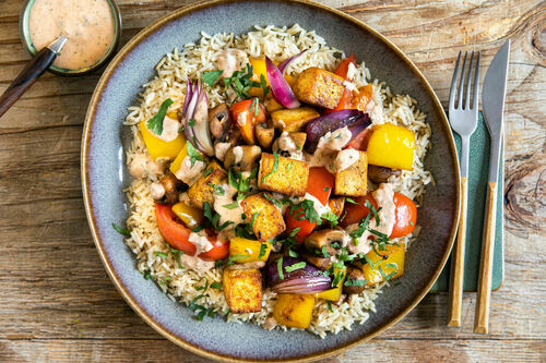 Vegane Tofu-Gemüse-Pfanne mit Naturreis und Koriandersauce