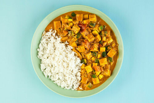 Gelbes Tofucurry an Basmati mit Tomaten und Zucchini