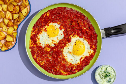 Curry-Shakshuka an Röstkartoffeln dazu selbst gemachtes Tzatziki