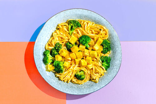 Korma-Nudeln mit Paneerkäse und knackigem Brokkoli