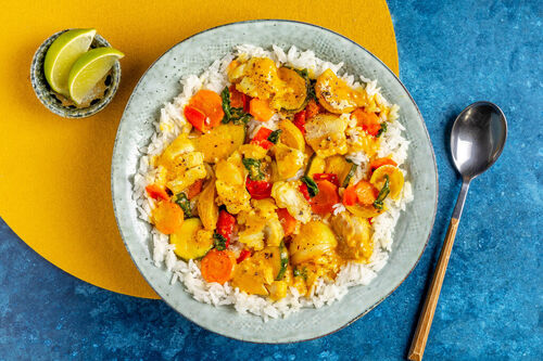 Fischcurry mit Kokosmilch mit Gemüse und Basilikum