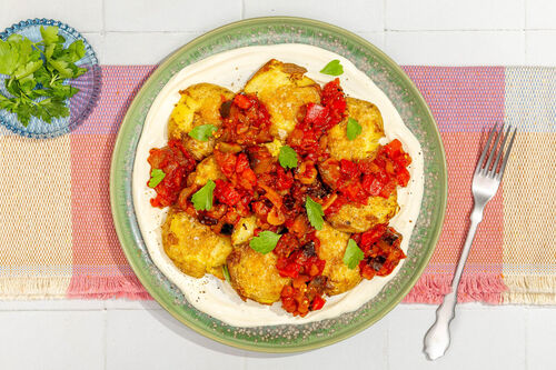Sizilianische Caponata auf Quetschkartoffeln mit Crème fraîche und Petersilie