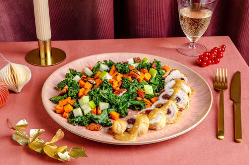 Bio-Hähnchenroulade mit Cranberrys dazu Grünkohl-Apfel-Salat mit Süßkartoffel