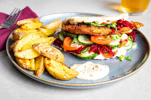 Schnitzelsandwich vom Bio-Huhn mit Tahini und gebackenen Kartoffeln