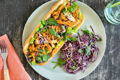 Pulled Chicken Sandwich vom Bio-Huhn mit würzigem Rotkohlsalat und Koriander