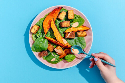 Pikanter Spinatsalat mit Tofu und würzigen Süßkartoffelstücken