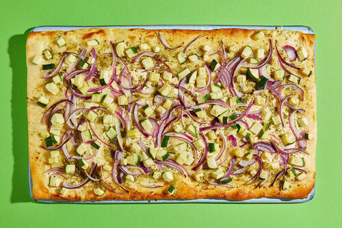 Zucchinipizza mit Kräuter-Crème-fraîche mit roten Zwiebeln